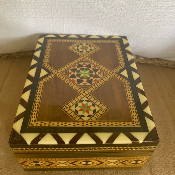 Beautiful Middle East Syrian inlaid box - Picture 8 of 10